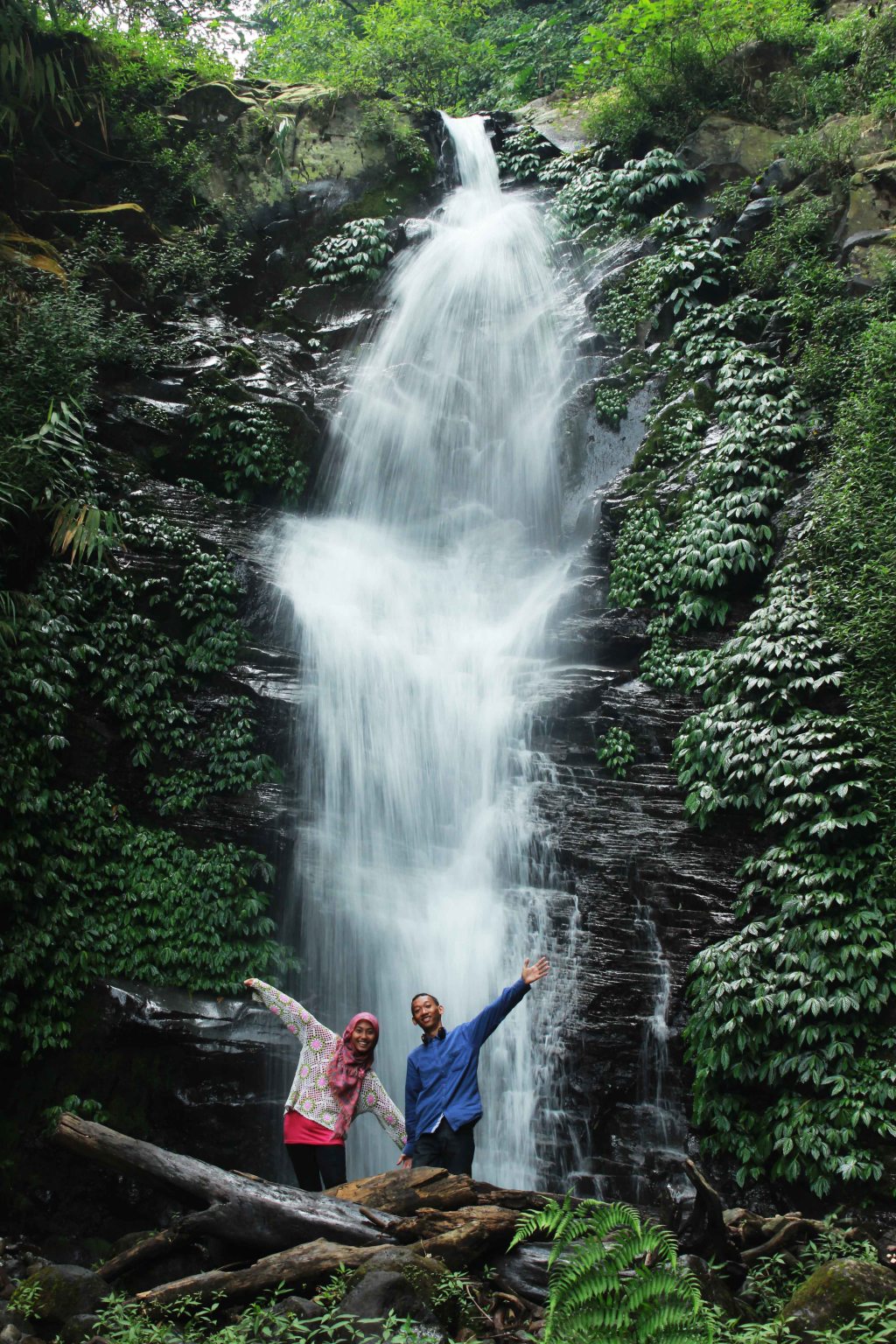 Air Terjun Coban Centong di kawasan Prigen, Pasuruan, menawarkan suasana alam yang masih sangat asri dengan jalur petualangan menembus hutan dan sungai berbatu. Hidden gem ini memikat wisatawan lewat udara sejuk, percikan air segar, dan panorama alami yang menenangkan.