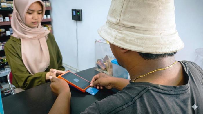 AGEN BRILINK KEMUDO - Yusuf, sopir ekspedisi asal Lampung saat melakukan transaksi di Agen BRILink BUMDes Kemudo, Kecamatan Prambanan, Kabupaten Klaten, Jawa Tengah.