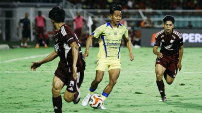 DIBAYANGI - Pemain Persib, Beckham Putra, dibayangi dua pemain PSM Makassar dalam laga pekan 33 Super League 2025/2026 yang digelar di Stadion BJ Habibie, Parepare, Minggu (17/5/2026). Persib menang 2-1.