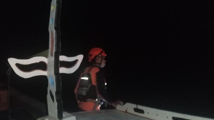 PENYISIRAN MALAM HARI - Personel Tim SAR gabungan saat melakukan upaya pencarian terhadap hilangnya seorang pemancing di Perairan Selat Karimata, Kabupaten Belitung Timur, Minggu (17/5/2026) malam. Pencarian malam ini difokuskan untuk melacak keberadaan Haris Sukhatno alias Heru (44) yang dilaporkan tercebur akibat terpeleset di buritan kapal.