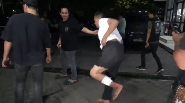 PELAKU PENYEKAPAN DAN RUDAPAKSA - Feri alias DR (29) pelaku penyekapan dan rudapaksa mahasiswi di Makassar, Sulawesi Selatan ditangkap polisi pada Sabtu (16/5/2026). Pelaku terpaksa ditembak polisi karena berupaya melakukan perlawanan.