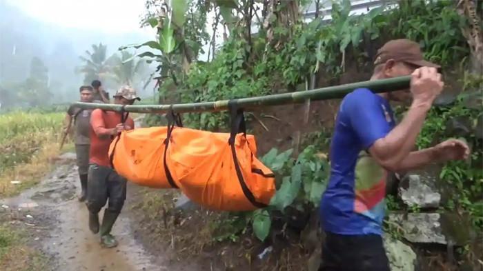 KORBAN LONGSOR - Alda (22) dan Winda (20), wisatawan asal Karawang yang hilang usai terkena longsor di kawasan wisata Curug Cileat, Kabupaten Subang, Jawa Barat pada Jumat (15/5/2026) sore akhirnya ditemukan. Dua perempuan ini ditemukan tak bernyawa Sabtu (16/5/2026) siang atau sehari pasca kejadian.