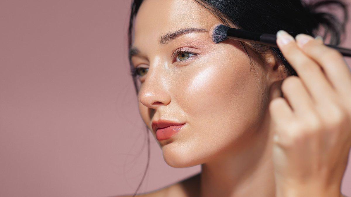 Mengoleskan es batu sebelum makeup dapat membuat wajah lebih glowing.