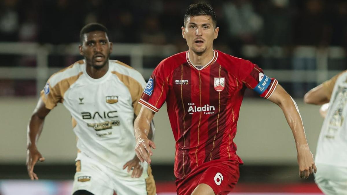 Pemain Persis Solo, Luka Dumancic mendapat kawalan dari pemain Dewa United, Damion Lowe dalam laga pekan 33 Super League 2025/2026 di Stadion Manahan, Solo, Sabtu (16/5/2026).