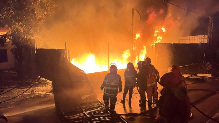 KEBAKARAN - Gudang BBM di Lorong Gado-gado, Kenali Asam, Kota Jambi, terbakar, Jumat (15/5/2025). 2 petugas Damkar Kota Jambi kolaps saat melakukan pemadaman.