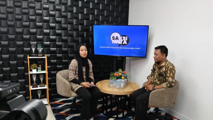KORBAN PENIPUAN - Muhammad Sazli Rais, korban dugaan penipuan biro travel umrah di Jambi, bersama Jurnalis Srituti Apriliani Putri, di Studio Tribun Jambi.