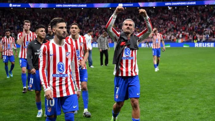 SELEBRASI - Penyerang Atletico Madrid, Antoine Griezmann (kanan) merayakan kemenangan bersama rekan satu tim setelah menyingkirkan Barcelona dan lolos ke semifinal Liga Champions, pada Rabu (15/4/2026) dini hari WIB. Atletico Madrid menang agregat 3-2.
