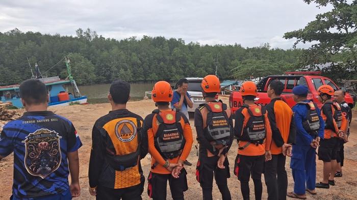 PERSIAPAN - Tim SAR gabungan yang terdiri dari personel Basarnas, BPBD dan Satpolairud Belitung Timur, sebelum diberangkatkan menuju lokasi pencarian di Perairan Selat Karimata, Minggu (17/5/2026). Operasi yang dimulai pada malam hari ini berfokus pada pencarian Haris Sukhatno atau Heru, ABK Kapal Feliana 01 yang dilaporkan hilang.