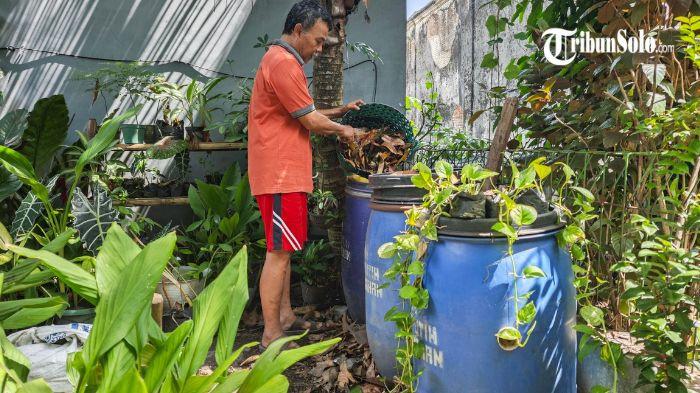 Anggota Tim Ngreksa Uwuh Pamuji memperagakan pengolahan sampah menjadi pupuk