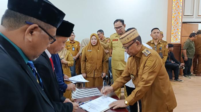 PELANTIKAN PEJABAT -- Bupati Bone Bolango, Ismet Mile menandatangani berita acara pelantikan sejumlah pejabat Pemkab Bone Bolango, Senin (18/5/2026). Sumber foto: TribunGorontalo.com/Jefri Potabuga.