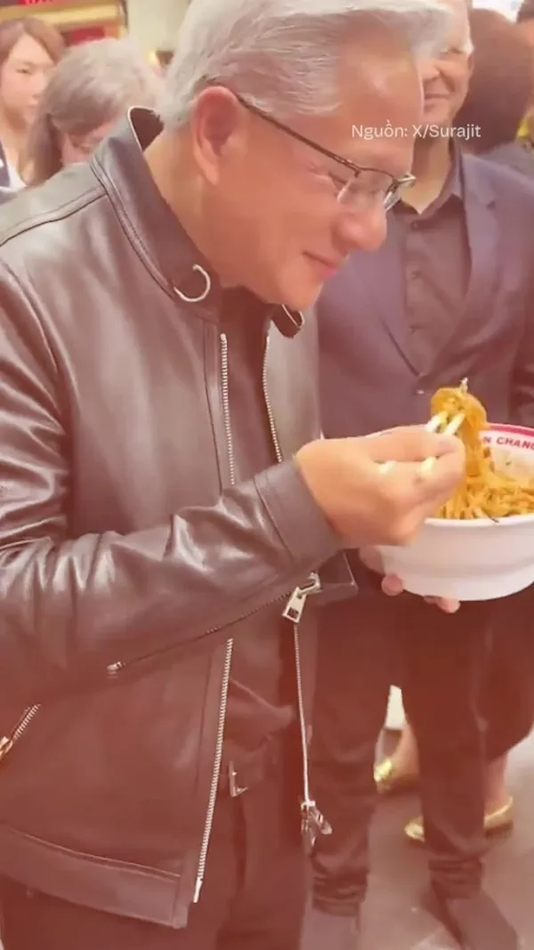 Nvidia CEO walks around the old town, trying Beijing specialties