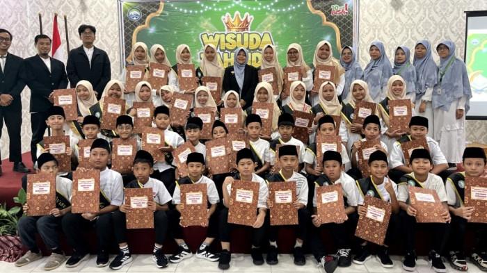 Rangkaian acara diisi dengan prosesi wisuda tahfidz, pemberian penghargaan kepada siswa