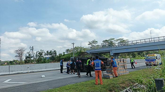 TERGULING - truk boks pengangkut racun rumput terguling di KM 479+400 A Tol Semarang-Solo