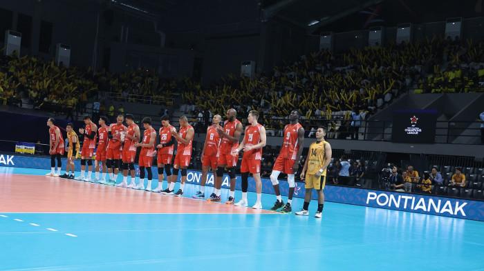JELANG PERTANDINGAN - Para pemain Jakarta Bhayangkara Presisi berbaris sebelum pertandingan melawan Zhaiyk VC pada 8 Besar kejuaraan voli Asia AVC Champions League 2026 di GOR Terpadu Ahmad Yani, Pontianak, Kalimantan Barat, Rabu (13/5)