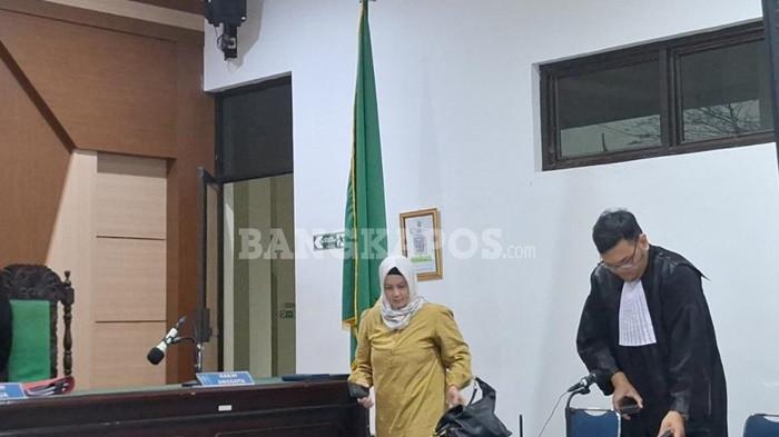 SIDANG -- Terdakwa Hellyana, saat berada di ruang sidang Tirta Pengadilan Negeri Kelas IA Pangkalpinang setelah menjalani sidang dengan agenda tuntutan dari JPU, Senin (6/4/2026).