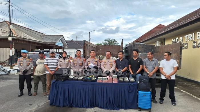 PENCURIAN -- Barang bukti kendaraan, balok timah dan uang tunai yang diamankan di Mapolres Bangka, Senin (18/5/2026)