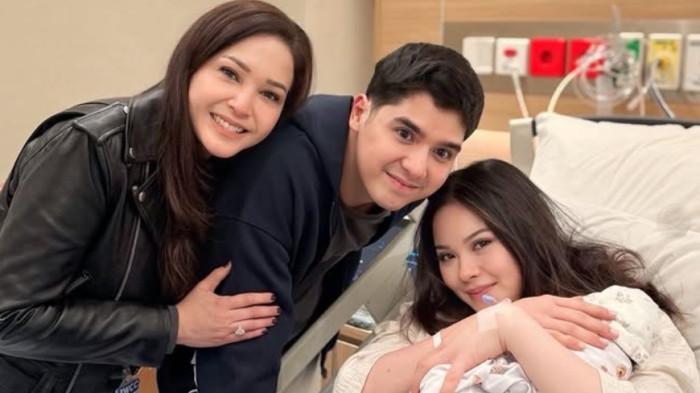 SAMBUT CUCU PERTAMA - Potret Maia Estianty bersama Al Ghazali, Alyssa Daguise dan Soleil, dicapture Senin (11/5/2026).