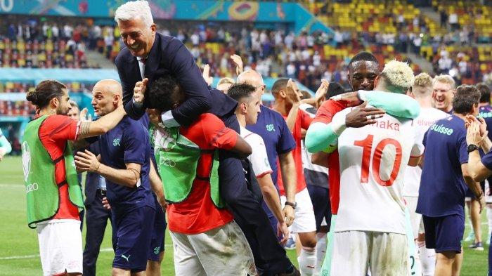 Pelatih Swiss Bosnia-Swiss Vladimir Petkovic merayakan dengan para pemainnya setelah memenangkan pertandingan sepak bola babak 16 besar UEFA EURO 2020 antara Prancis dan Swiss di National Arena di Bucharest pada 28 Juni 2021.MARKO DJURICA / POOL / AFP