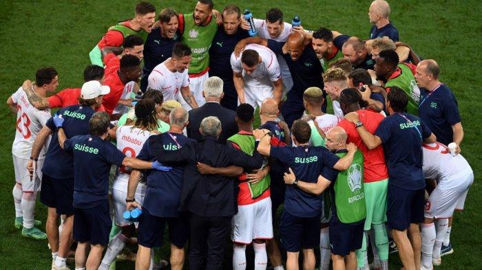 Para pemain berkumpul di sekitar pelatih Swiss Bosnia-Swiss Vladimir Petkovic sebelum perpanjangan waktu dalam pertandingan sepak bola babak 16 besar UEFA EURO 2020 antara Prancis dan Swiss di National Arena di Bucharest pada 28 Juni 2021.Daniel MIHAILESCU / POOL / AFP