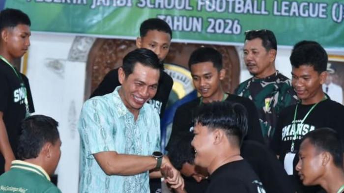 PEMBINAAN SEPAK BOLA - Bupati Batang Hari, Muhammad Fadhil Arief, menegaskan pentingnya pembinaan generasi muda melalui olahraga sepak bola dalam kegiatan gala dinner Jambi School Football League (JSFL) tingkat Provinsi Jambi, Kamis (14/5/2026).