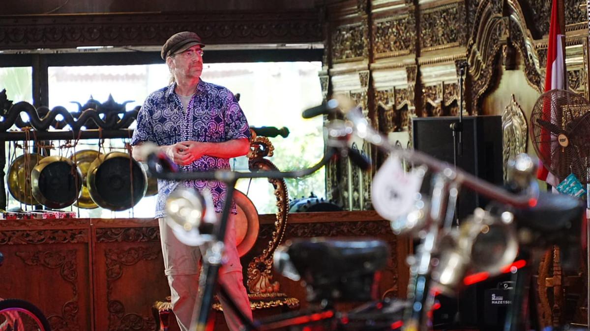 ICHC 2026 - Pemateri asal Jerman Jurgen Wagner memaparkan materi dalam sesi International Cycling History Conference (ICHC) ke-35 di Pendopo Pemkab Klaten, Senin (18/5/2026).
