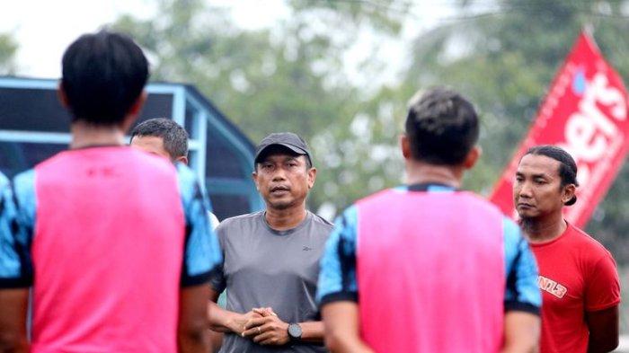 Pelatih baru Arema FC Widodo C Putro dan pelatih kiper Agung Prasetyo saat ramah tamah usai latihan tim di Lapangan ARG Lawang, Jumat (9/2/2024) sore.