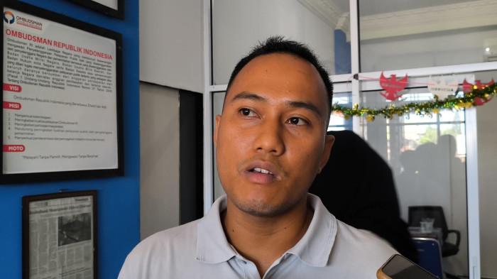 TAMBANG ANDESIT KASANG- Direktur Walhi Sumbar, Tommy Adam, memberikan keterangan di kantor Ombudsman Sumbar, Siteba, Kota Padang, Senin (18/5/2026). Tommy sebut laporan dari masyarakat sudah ajukan laporan ke Gubernur Sumbar,  Mahyeldi namun tidak ditanggapi sampai sekarang.