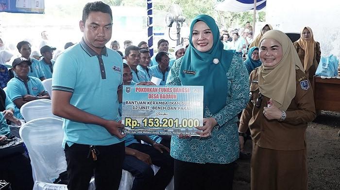 SERAHKAN- Ketua TP PKK Mustaidah Syafrudin Noor didampingi Kadistan PP Lutfiana menyerahkan bantuan sarana budidaya perikanan kepada kelompok pembudidaya ikan.  