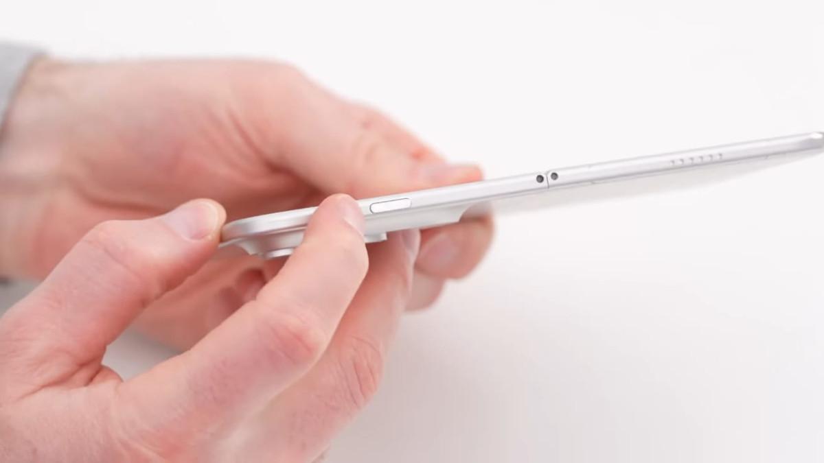 iPhone Ultra versi dummy memeperlihatkan bagian samping
