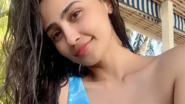 Daisy Shah's attractive summer look