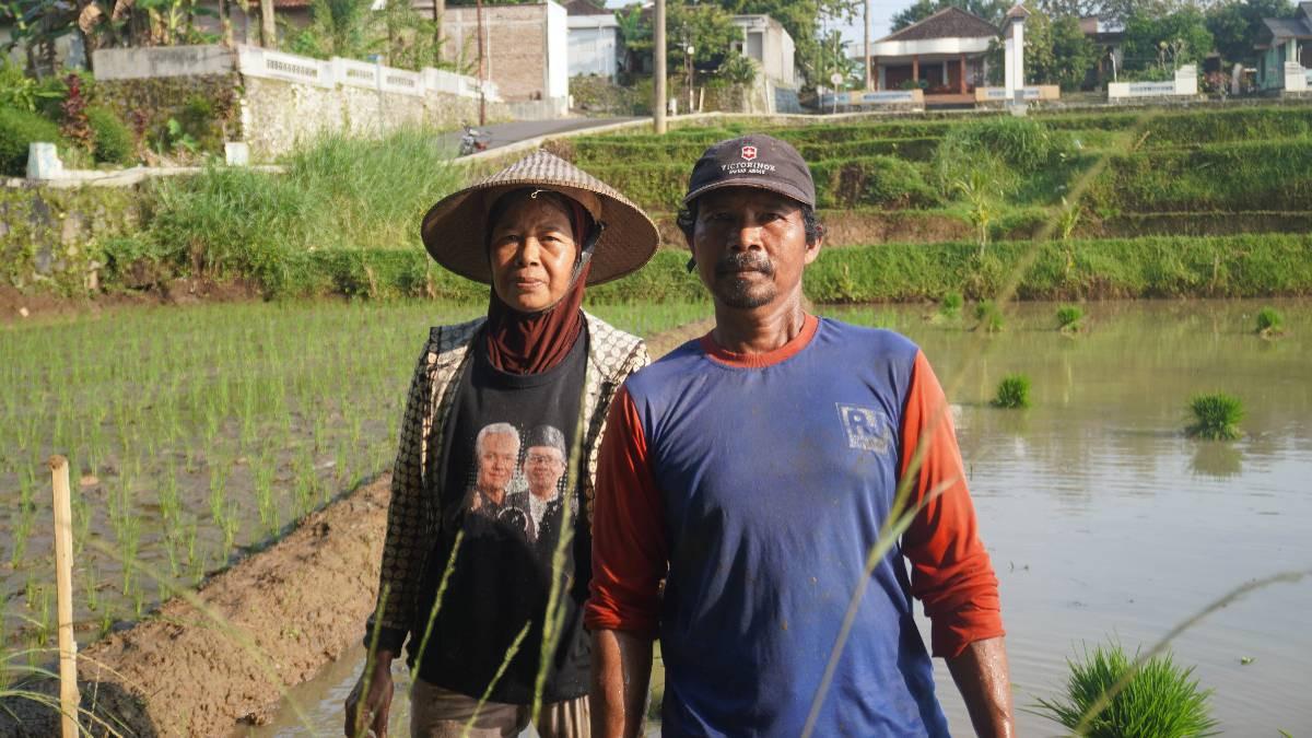 KEBERSAMAAN - Potret kebersamaan sepasang suami istri buruh tani di Dusun  Suwono, Doplang, Karangpandan, Karanganyar, Jawa Tengah, Paijo dan Tukiyem.