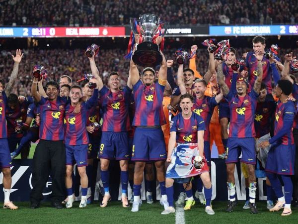 Barcelona merayakan gelar juara Liga Spanyol setelah mengalahkan Real Madrid pada pertandingan El Clasico pekan ke-35 Liga Spanyol di Camp Nou (10/5/2026).