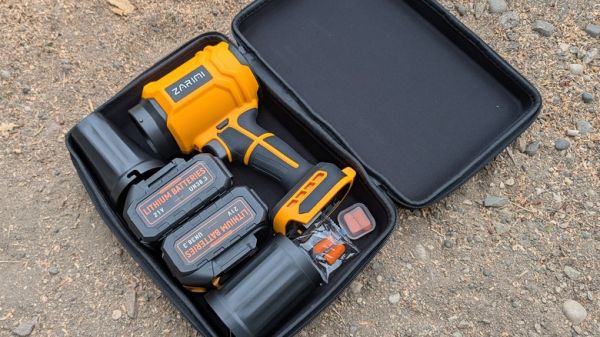 Zarimi leaf blower in protective shell with batteries