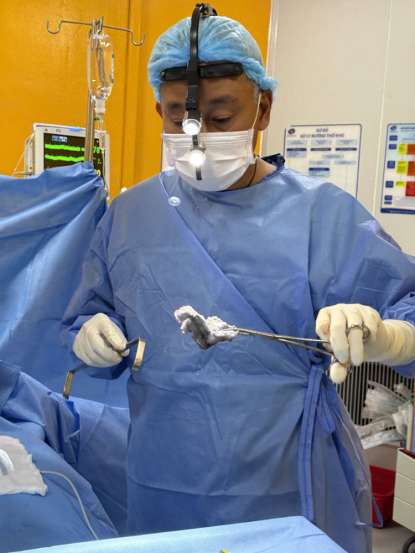 Dr. Ho Cao Vu during a surgery. Photo courtesy of Dr. Vu