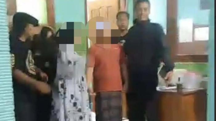 DIAMANKAN - Oknum Kiai (menggunakan baju orange) sekaligus pengasuh Ponpes di Kecamatan Jambon, Kabupaten Ponorogo, Jatim saat diamankan. Seorang kiai pengasuh pondok pesantren di Kecamatan Jambon, Kabupaten Ponorogo, Jatim.