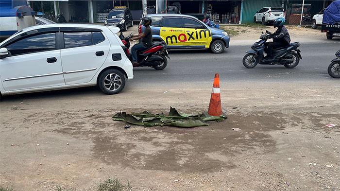 KENANG KORBAN-Ayah korban kecelakaan maut di Mendalo Darat mengenang Adam sebagai sosok pendiam dan pekerja keras serta berharap penabrak anaknya ditangkap polisi.