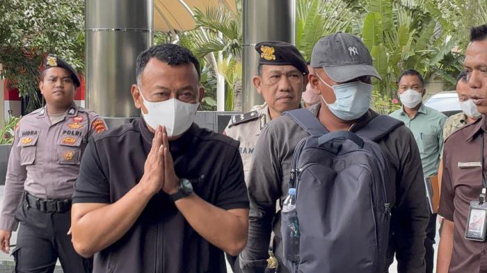 TERJARING OTT KPK - Bupati Ponorogo Sugiri Sancoko tiba di Gedung Merah Putih, Jakarta, pada Sabtu (8/11/2025) usai terjaring dalam operasi tangkap tangan (OTT) di Ponorogo, pada Jumat (7/11/2025).