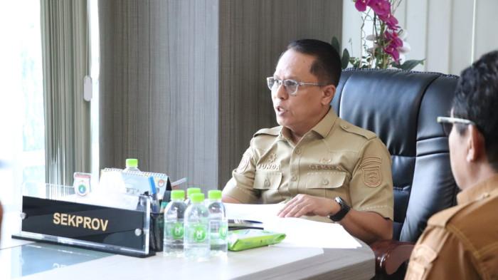 RAPAT MBG - Sekretaris daerah (Sekda) Sulawesi barat, Junda Maulana pada pertemuan konsultasi Tim Sekretariat Satgas MBG di ruang kerja sekda, Selasa (19/5/2026).