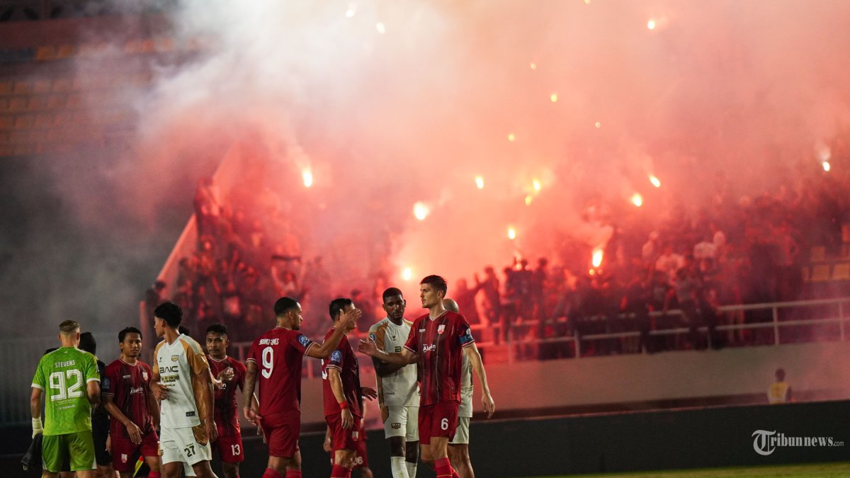 BERSALAMAN - Pesepak bola Persis Solo, Luka Dumancic (kanan) bersalaman dengan rekannya Bruno Gomes (tengah) setelah pertandingan melawan Dewa United lanjutan Super League pekan di Stadion Manahan, Solo, Sabtu (16/5/2026) malam. Persis Solo meraih kemenangan krusial atas Dewa United untuk keluar dari zona degradasi musim 2025/2026 berkat gol Luka Dumancic (75). TRIBUNNEWS/Muhammad Nursina