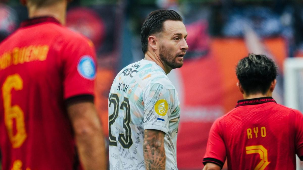 BURSA TRANSFER SUPER LEAGUE - Aksi kapten Persib Bandung, Marc Klok saat berhadapan dengan mantan timnya, Persija Jakarta. Berpotensi jadi Marc Klok Jilid 2, 1 bintang Persija Jakarta dikabarkan semakin dekat gabung Persib Bandung untuk musim 2026/2027.