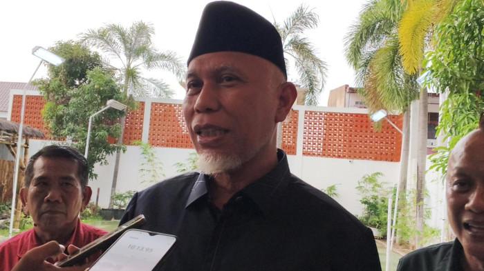 ANTREAN SOLAR- Gubernur Sumatera Barat, Mahyeldi Ansharullah, saat diwawancarai di rumah dinas Wakil Gubernur Sumbar, Senin (18/5/2026).