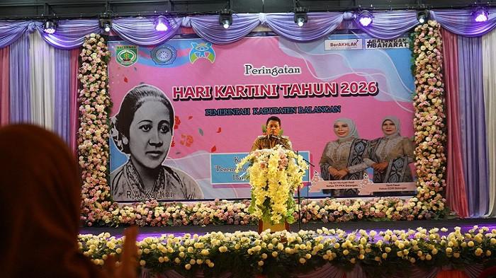 Bupati Balangan, Abdul Hadi menyampaikan sambutan pada acara Peringatan Hari KartinI