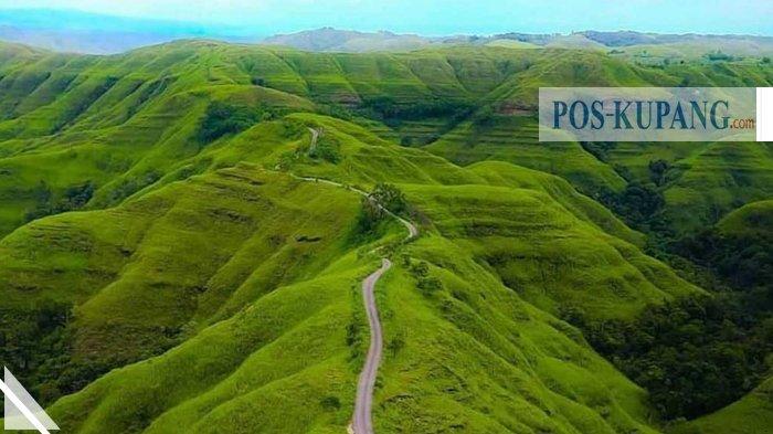 Landscape jalan di punggung seribu bukit di Kecamatan Tanarara Sumba Timur, NTT