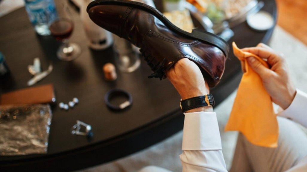 Ilustrasi membersihkan sepatu