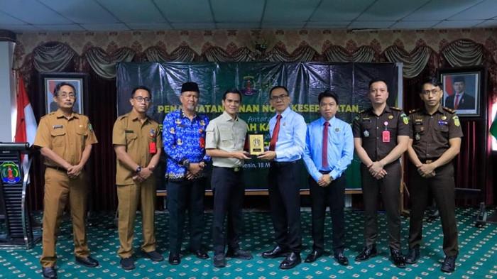 Bupati Nunukan, H Irwan Sabri, bersama jajaran Kejaksaan Negeri Nunukan teken MoU