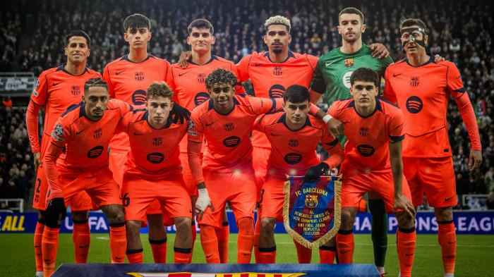 BERFOTO - Starting XI Barcelona melakukan sesi foto sebelum kick-off melawan Newcastle United pada leg pertama 16 Besar Liga Champions di St James' Park Stadium, Inggris, Rabu (11/3) dini hari WIB.