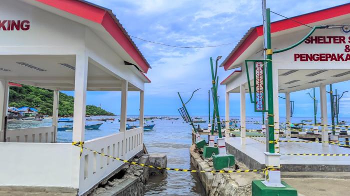 KNMP LEATO SELATAN -- Kondisi shelter di KNMP Kelurahan Leato Selatan, Kecamatan Dumbo Raya, Kota Gorontalo, Provinsi Gorontalo yang nyaris ambruk karena pondasinya tergerus air sungai, Selasa (19/5/2026).
