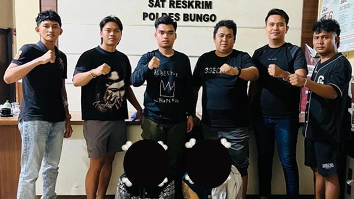 DITANGKAP - Dua pria ditangkap setelah melakukan perampokan terhadap seorang nenek berusia 63 tahun di travel Bungo menuju Merangin, Senin (18/5/2026).