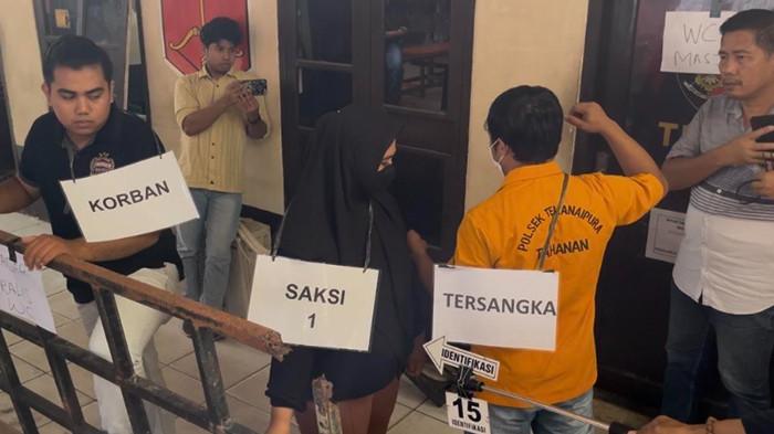 REKONSTRUKSI - Peragaan adegan ke-15 dalam rekonstruksi kasus penikaman yang menyebabkan kematian di Pasar Angso Duo, Rabu (26/11/2025) di Mapolsek Telanaipura. Peristiwa berdarah itu terjadi pada 14 Oktober 2025 lalu. Majelis hakim menjatuhkan putusan penjara selama sembilan tahun terhadap Yasmin pada Selasa (19/5/2026).