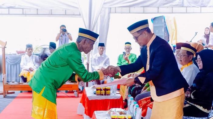 PROSESI ADAT - Menjelang hari raya Idul Adha 1447 H, Bupati Bolaang Mongondow Utara Sirajudin Lasena, menerima prosesi adat Mopohabaru yang dilaksanakan oleh Aliansi Lembaga Adat.